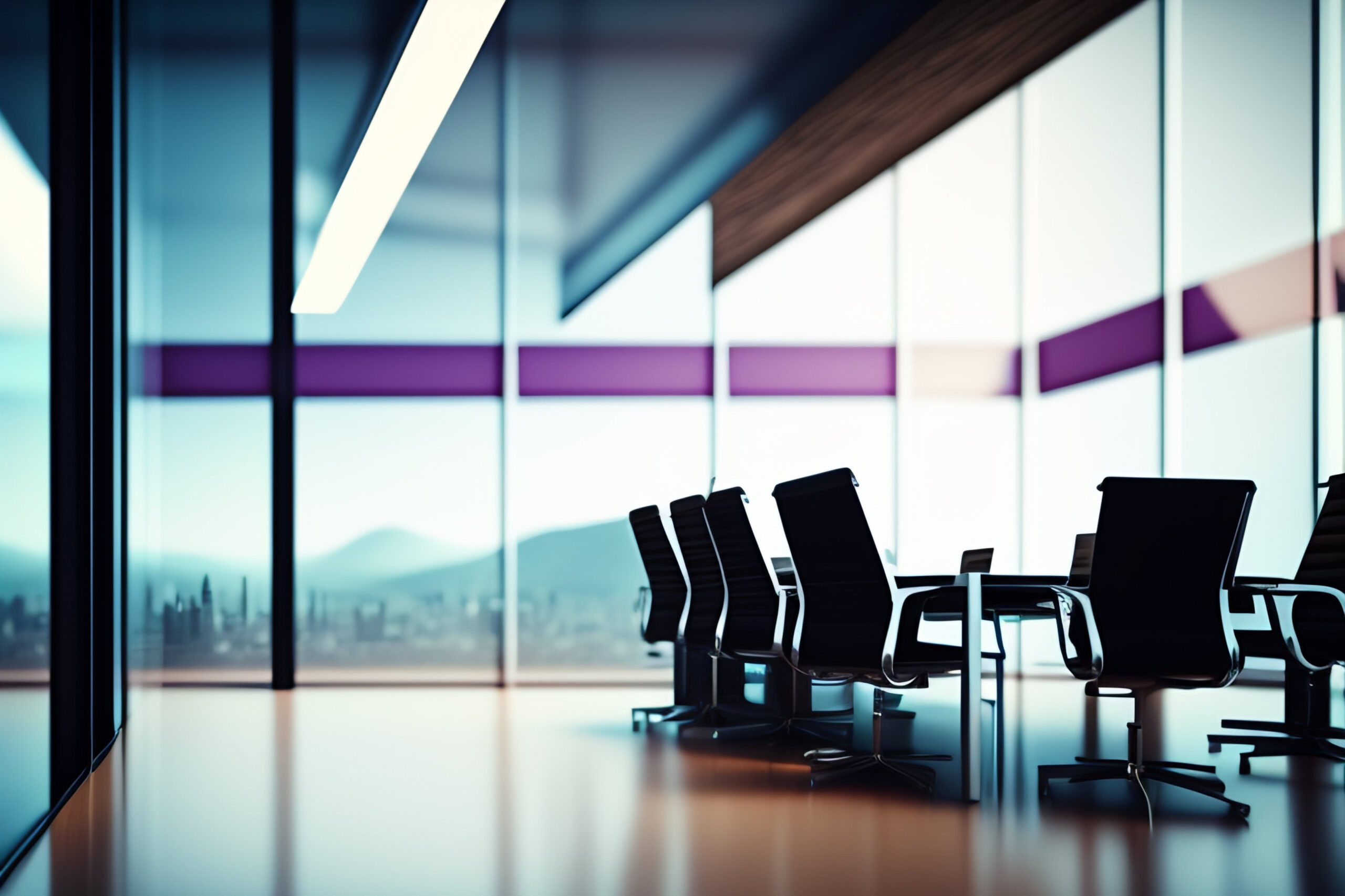 Sala de reunión con grandes ventanales y vistas a la ciudad